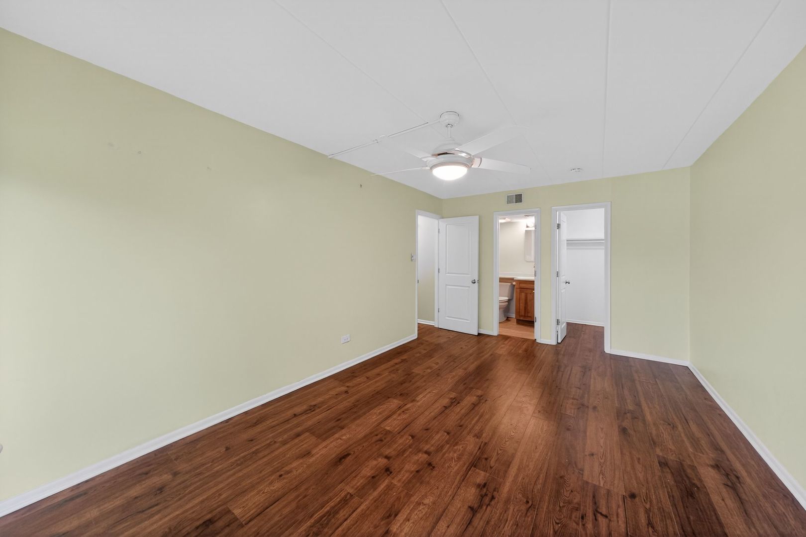 6443 Clarendon Hills Road #305A, Willowbrook, IL 60527