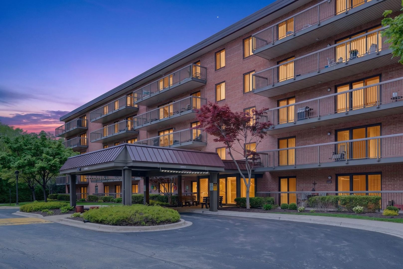 6443 Clarendon Hills Road #305A, Willowbrook, IL 60527
