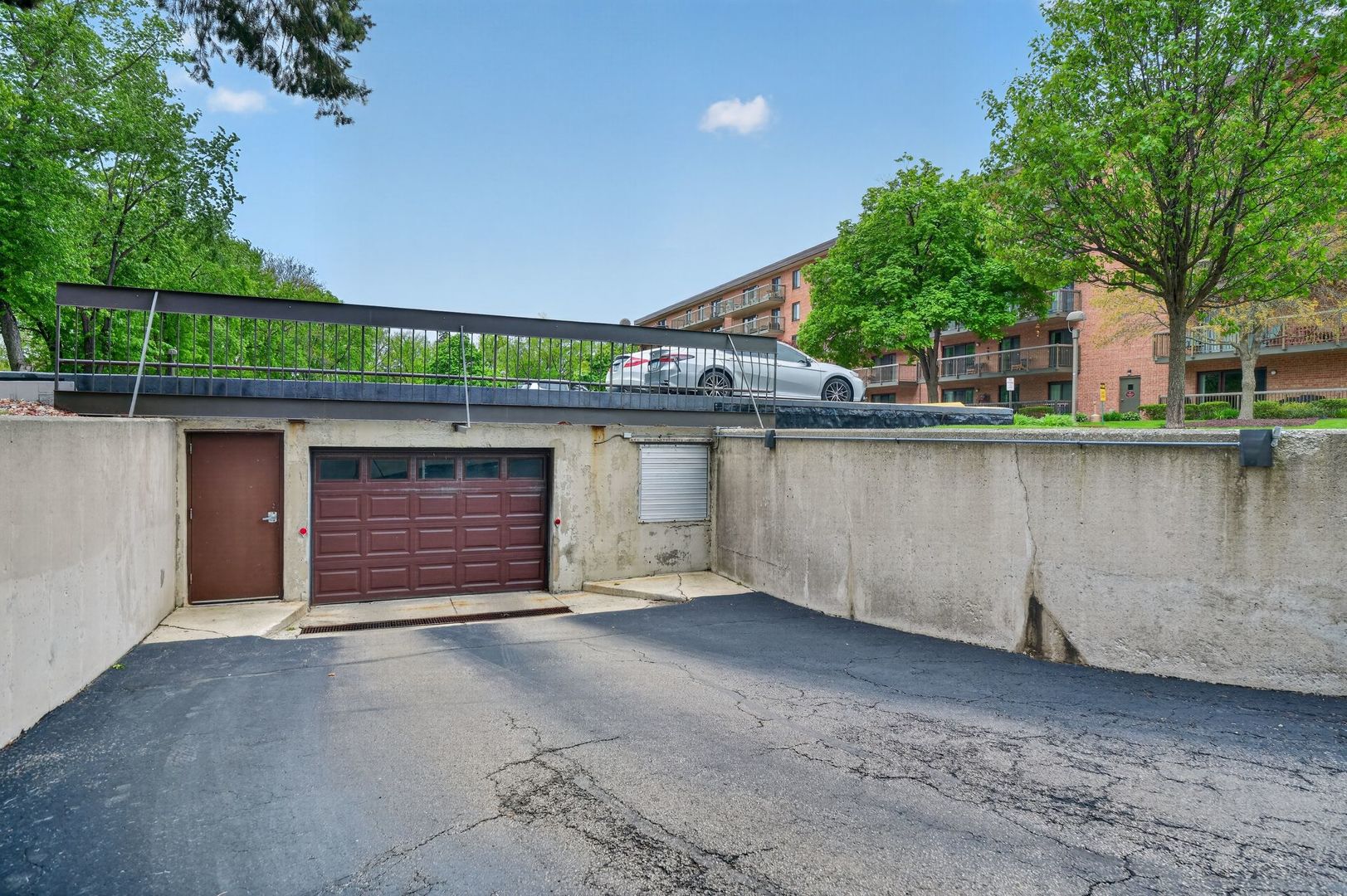 6443 Clarendon Hills Road #305A, Willowbrook, IL 60527