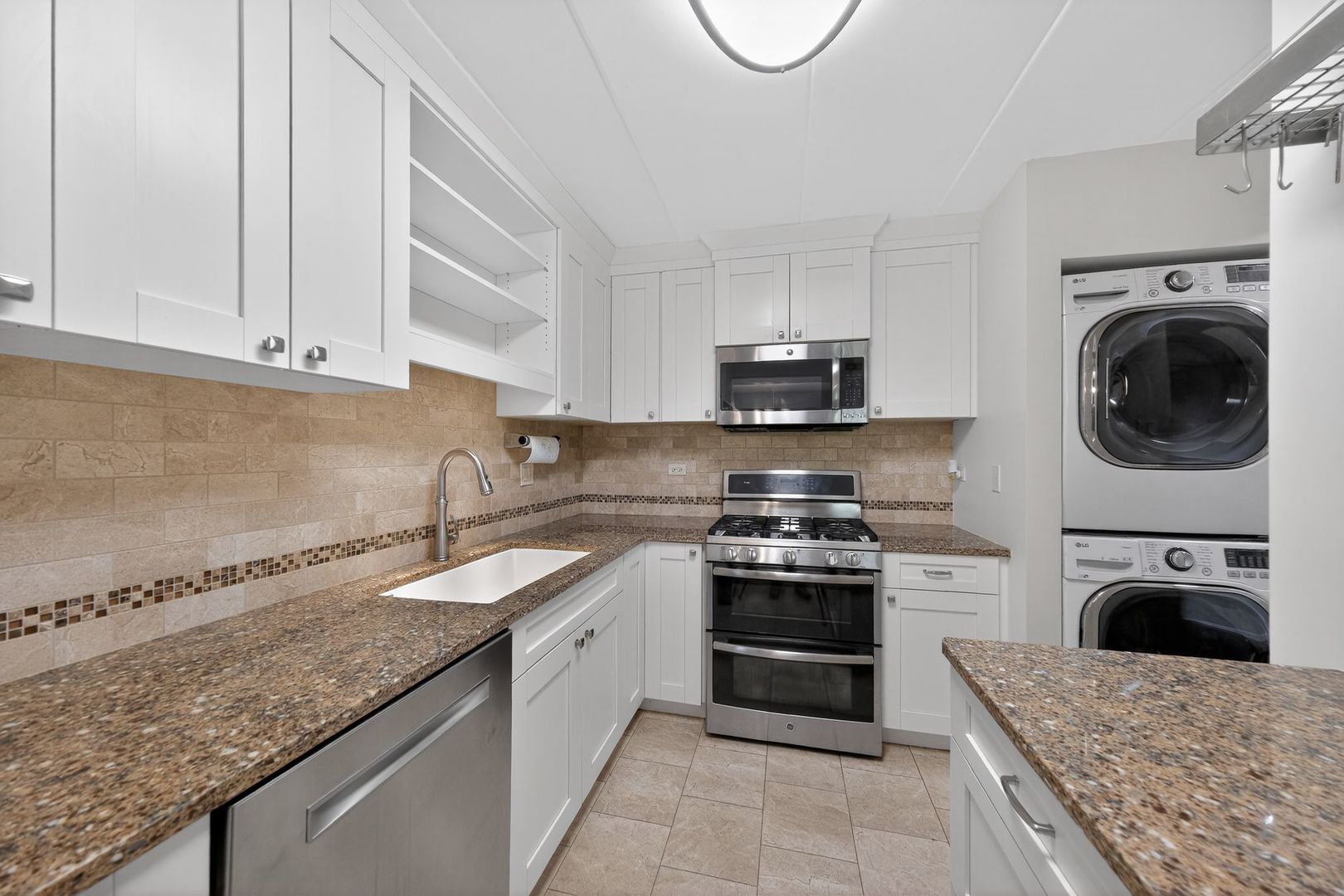 6443 Clarendon Hills Road #305A, Willowbrook, IL 60527
