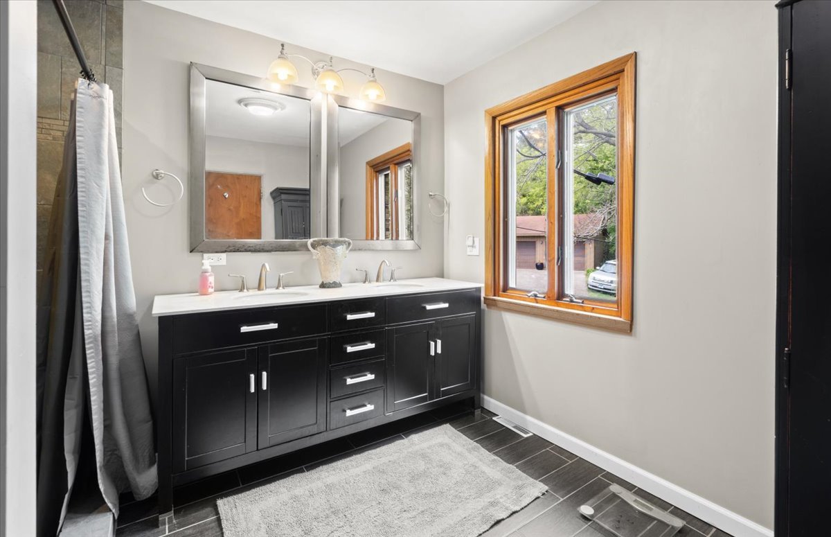 22446 N OLD BARRINGTON Road, North Barrington, IL 60010