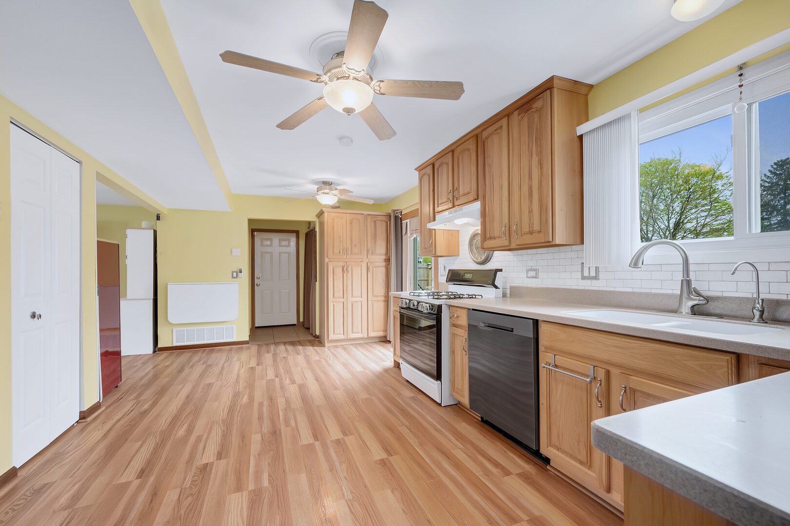 6806 Prairieview Avenue, Woodridge, IL 60517