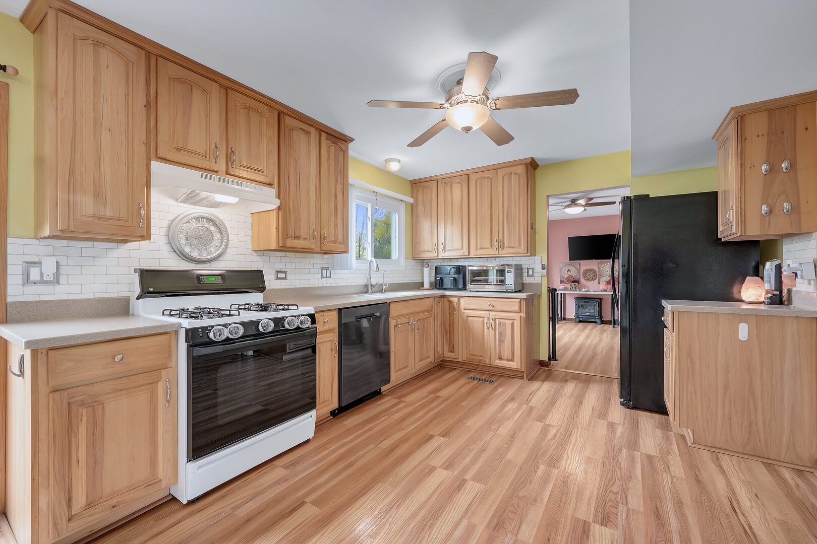 6806 Prairieview Avenue, Woodridge, IL 60517