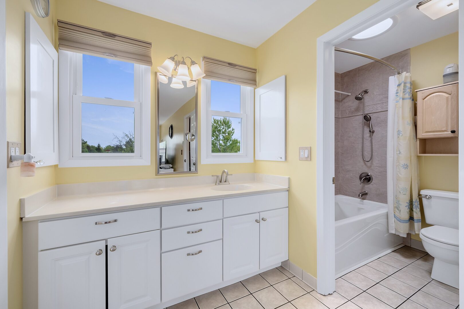 6806 Prairieview Avenue, Woodridge, IL 60517
