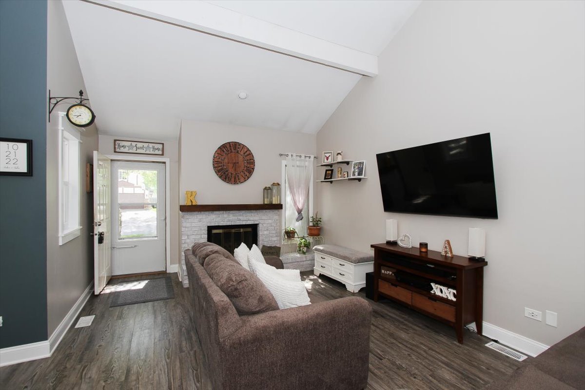 949 MANCHESTER Court, South Elgin, IL 60177