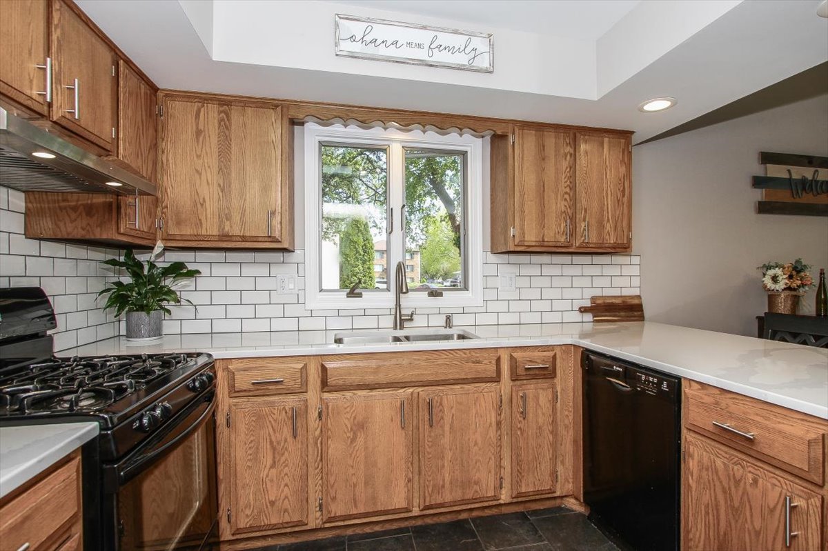 949 MANCHESTER Court, South Elgin, IL 60177