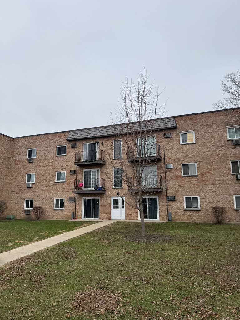 161 W Elk Trail #262, Carol Stream, IL 60188