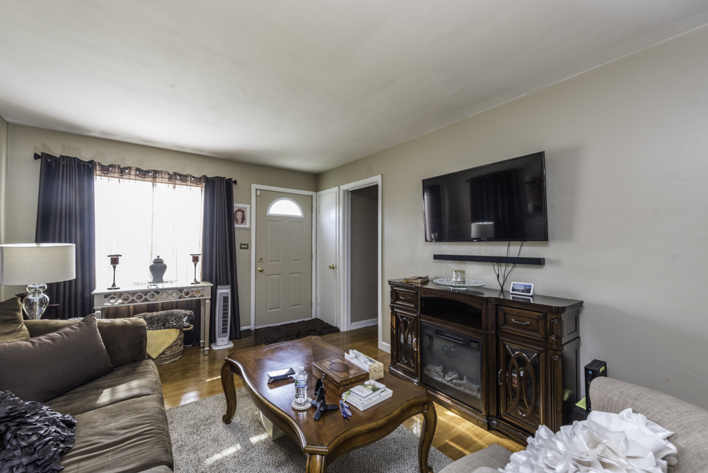 1111 N Berwick Boulevard, Waukegan, IL 60085