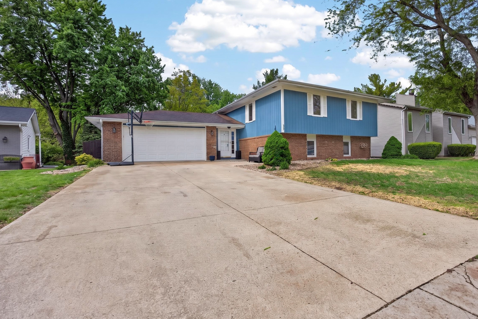 32 Kenfield Circle, Bloomington, IL 61704
