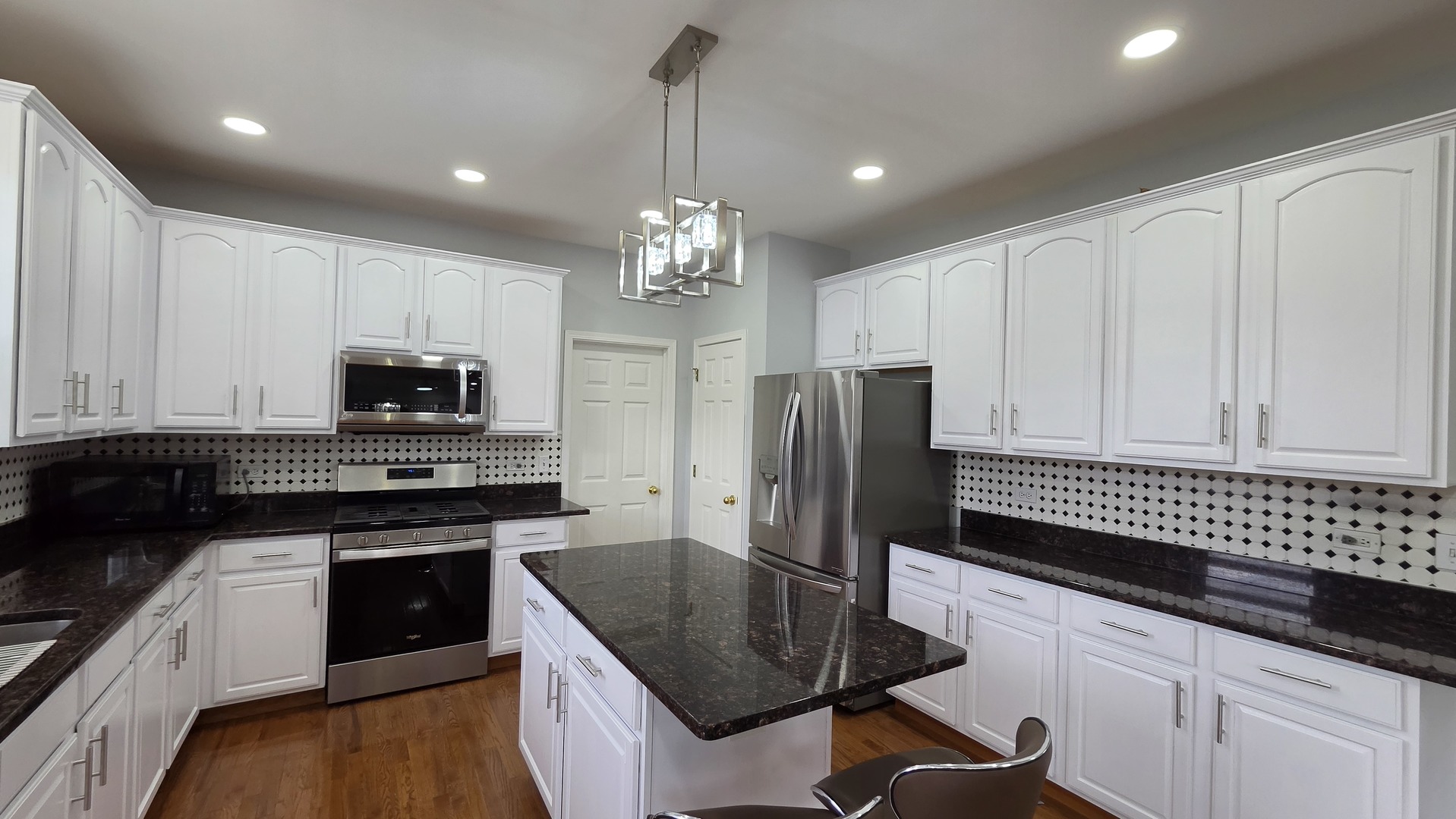 2560 W Sprce Drive, Round Lake, IL 60073