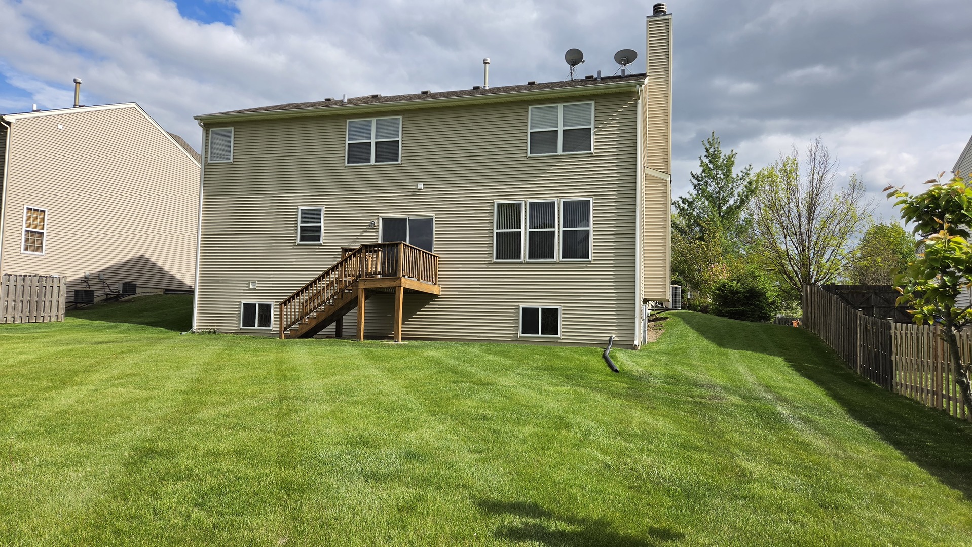 2560 W Sprce Drive, Round Lake, IL 60073