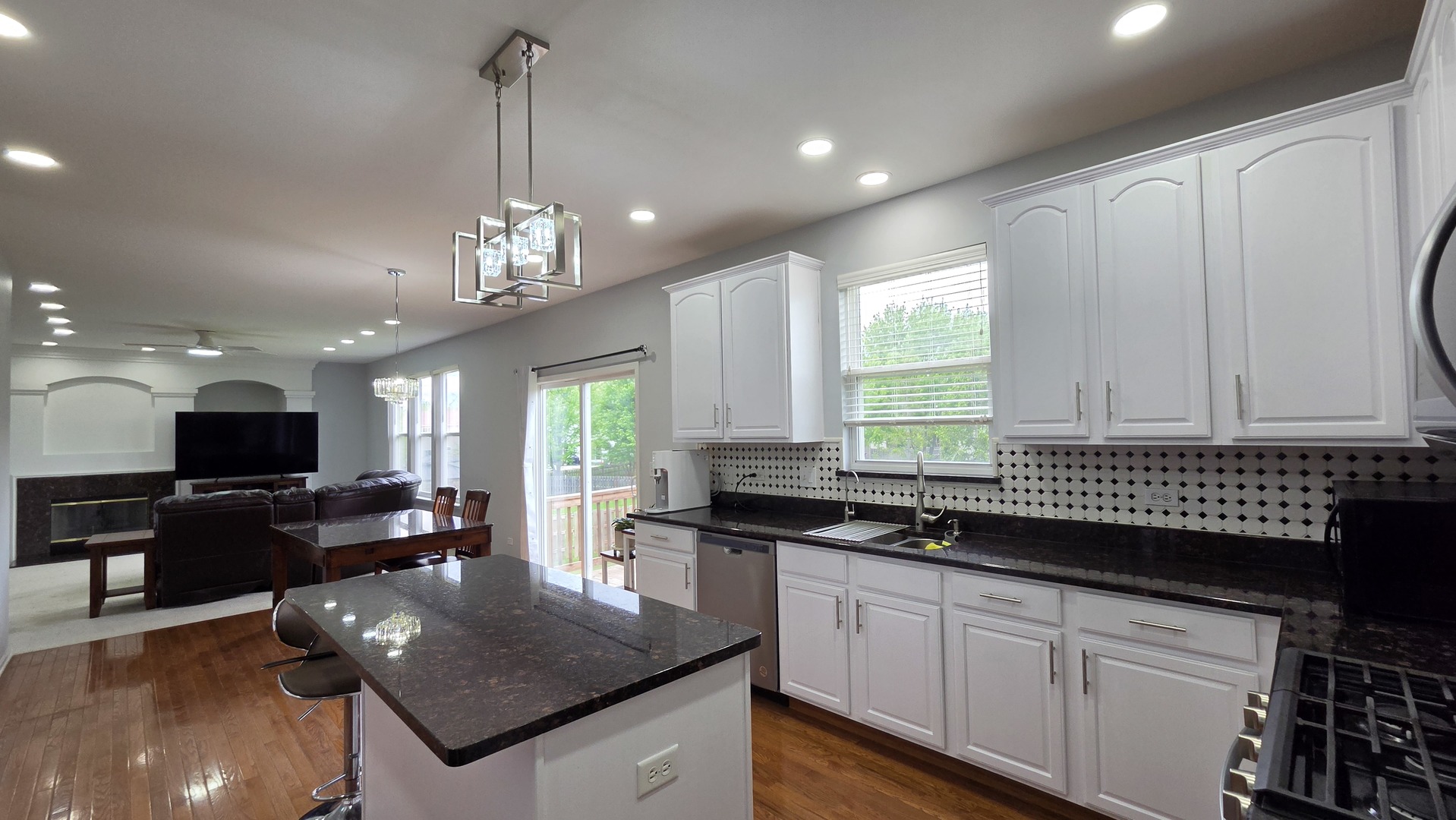 2560 W Sprce Drive, Round Lake, IL 60073