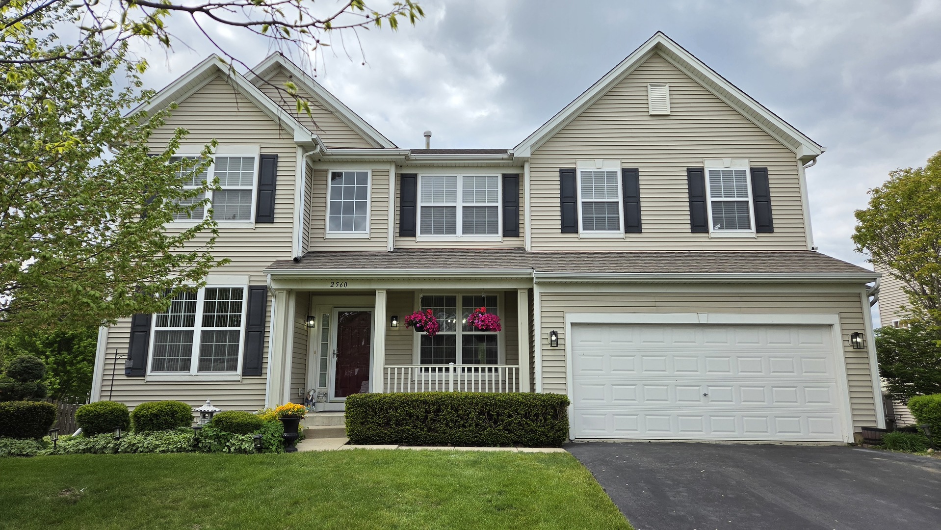 2560 W Sprce Drive, Round Lake, IL 60073
