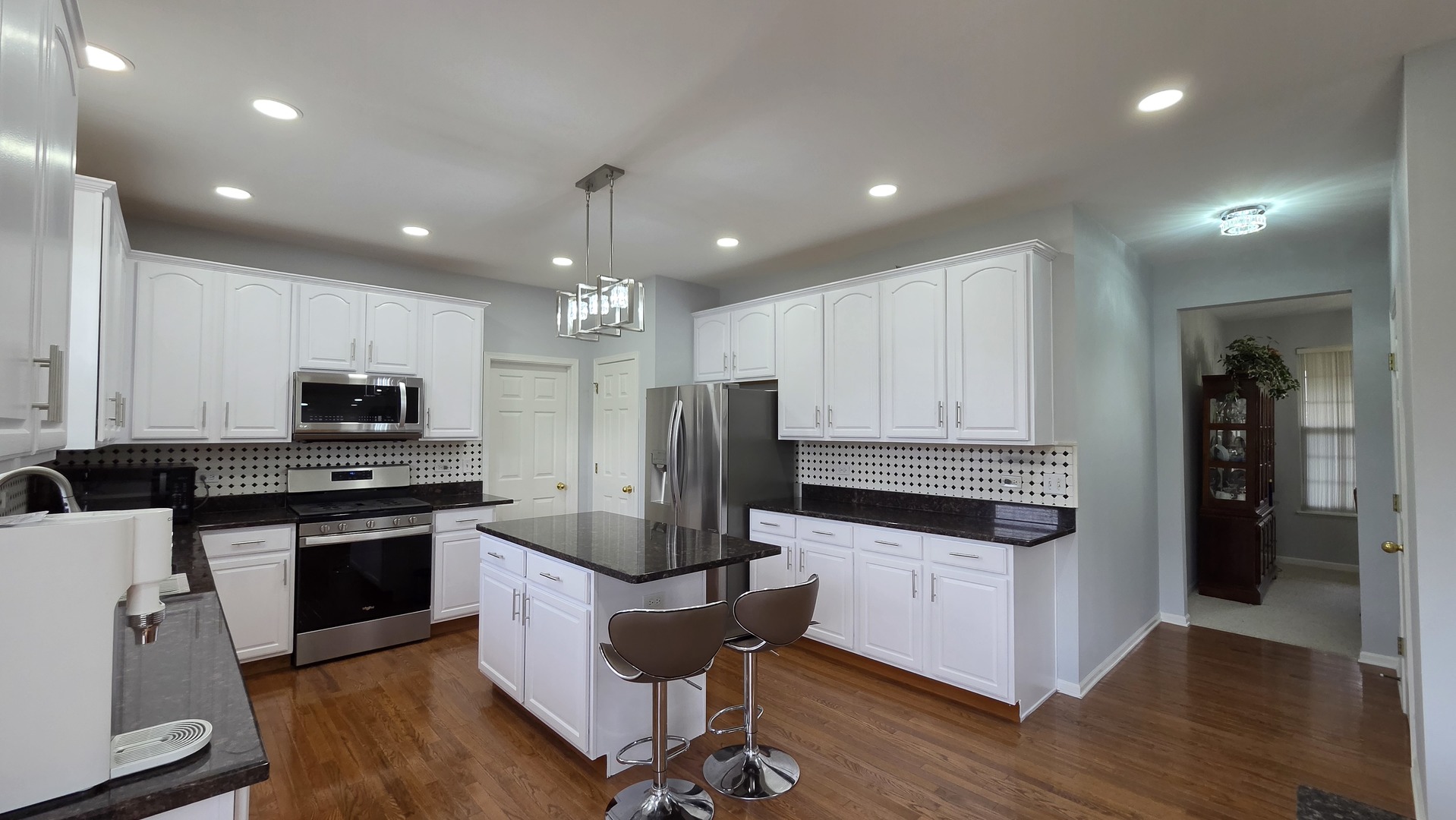 2560 W Sprce Drive, Round Lake, IL 60073