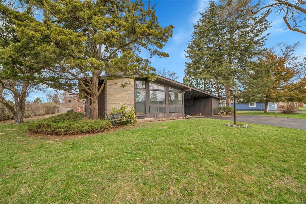 209 Sharon Lane, North Aurora, IL 60542