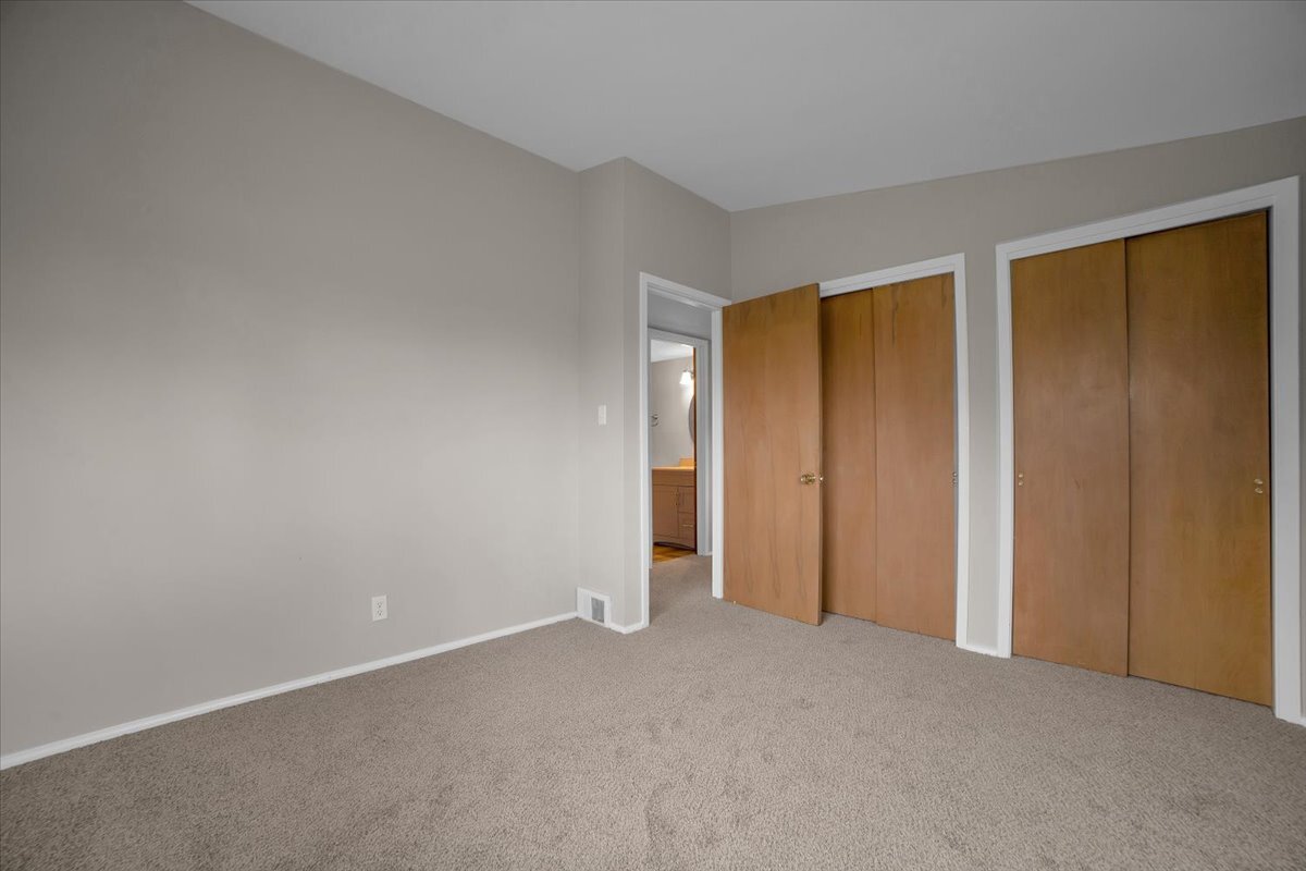 209 Sharon Lane, North Aurora, IL 60542
