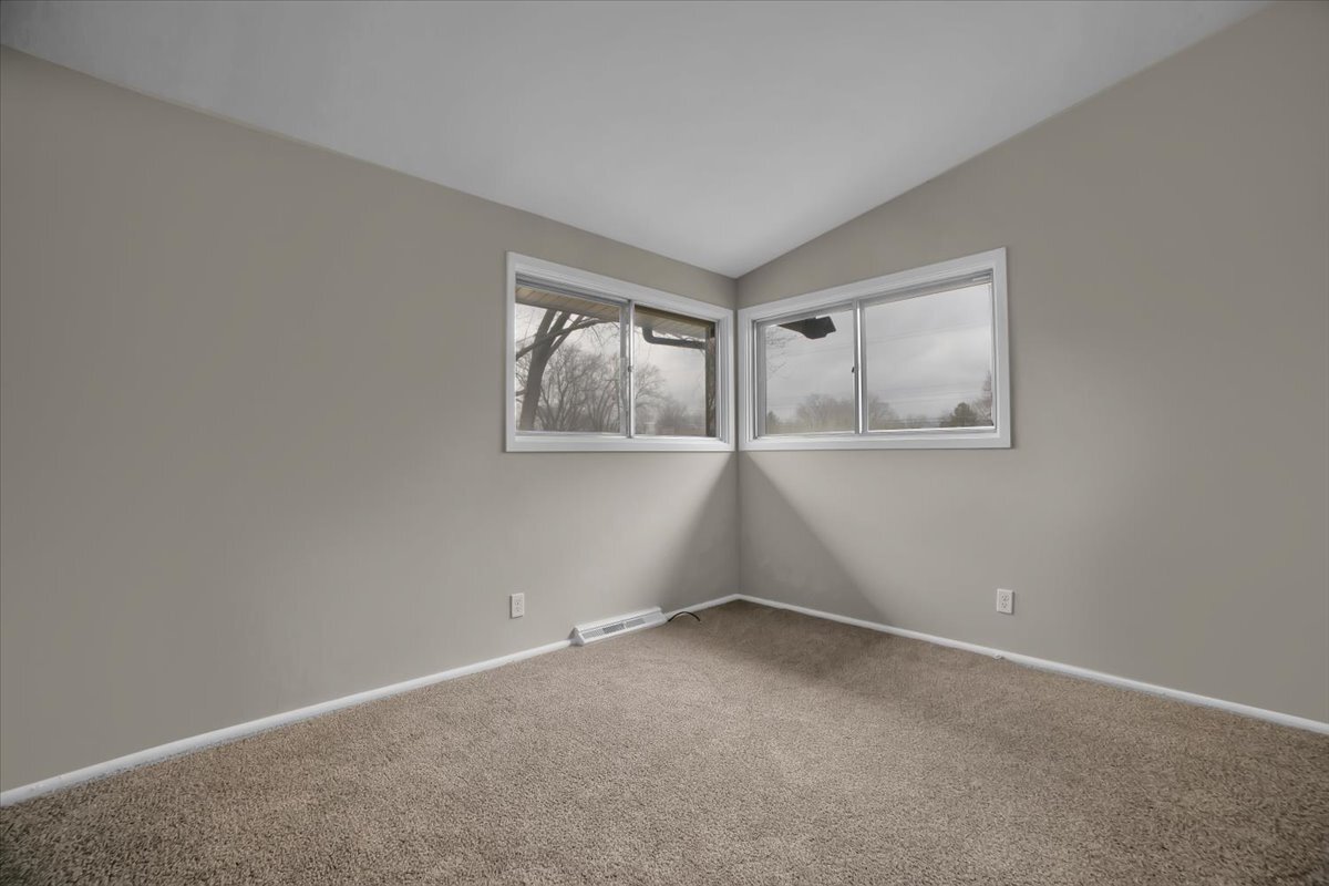 209 Sharon Lane, North Aurora, IL 60542