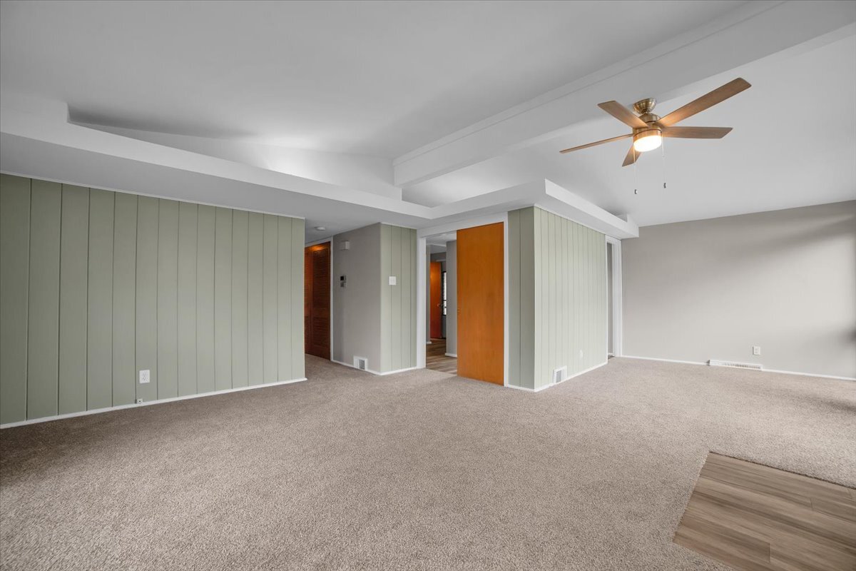 209 Sharon Lane, North Aurora, IL 60542