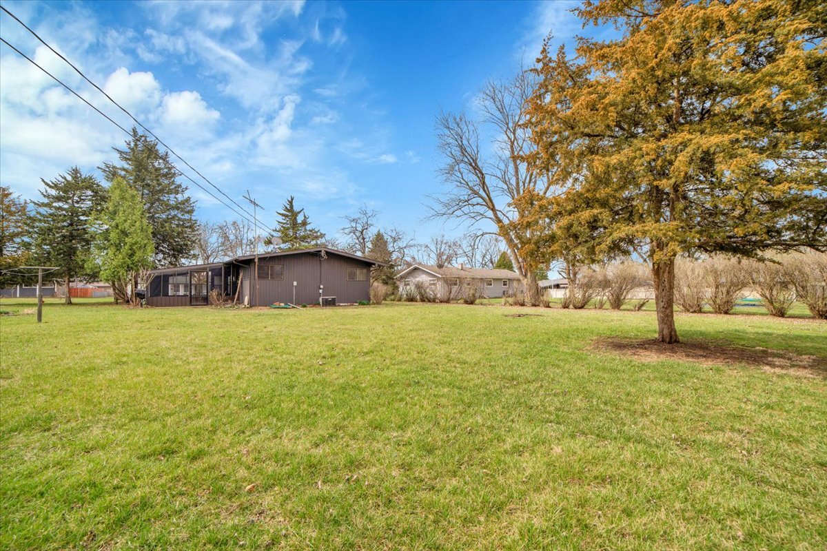 209 Sharon Lane, North Aurora, IL 60542