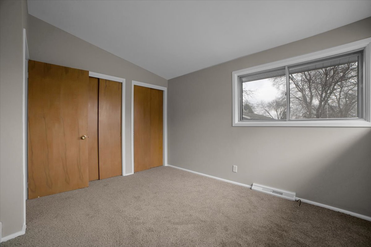 209 Sharon Lane, North Aurora, IL 60542
