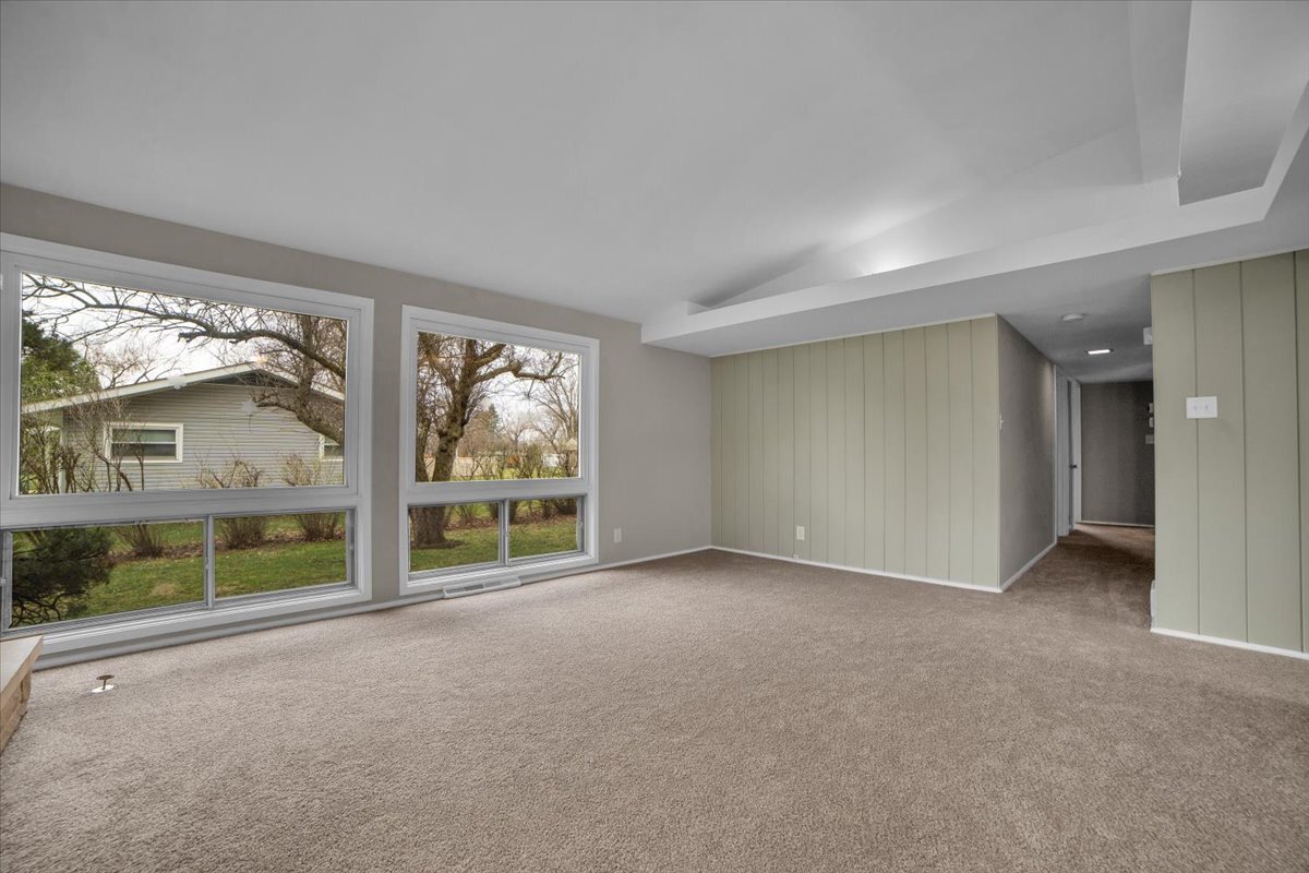209 Sharon Lane, North Aurora, IL 60542