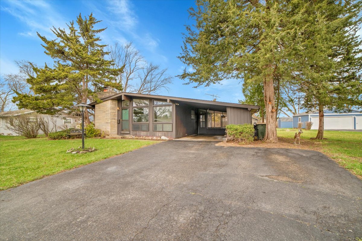 209 Sharon Lane, North Aurora, IL 60542