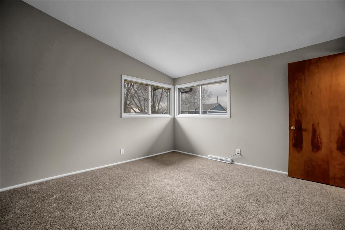 209 Sharon Lane, North Aurora, IL 60542