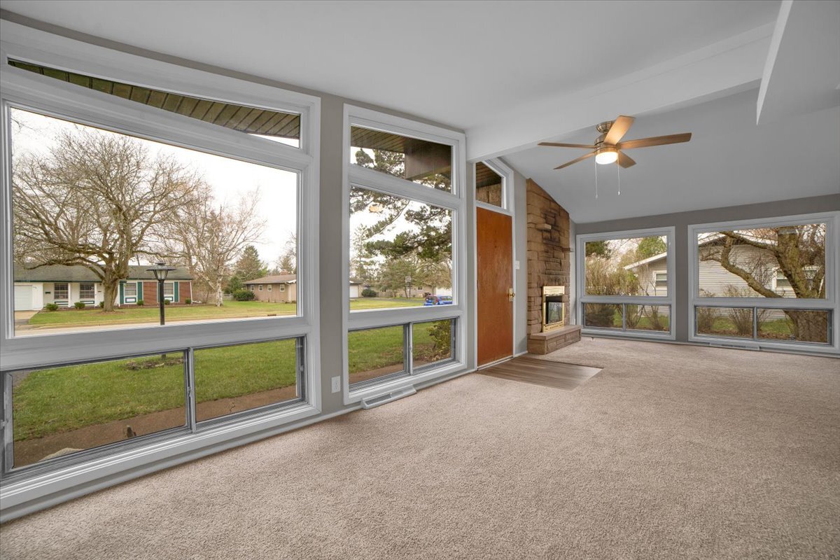 209 Sharon Lane, North Aurora, IL 60542