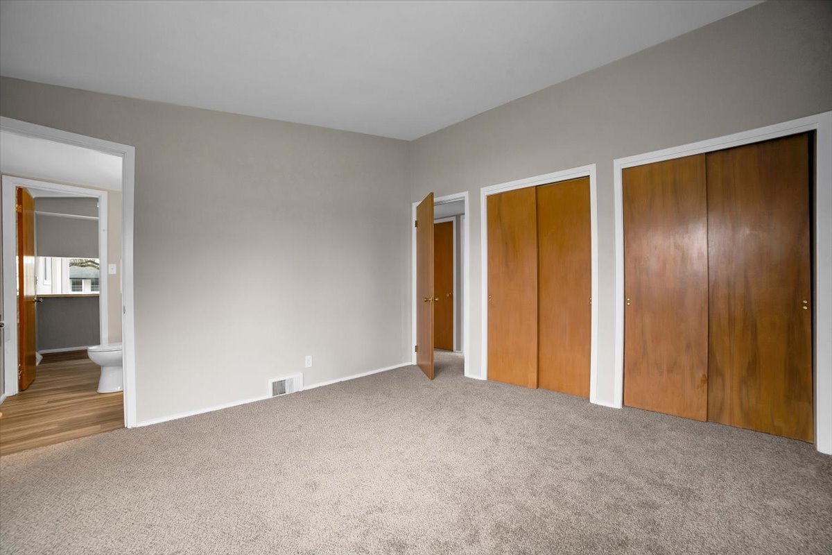 209 Sharon Lane, North Aurora, IL 60542