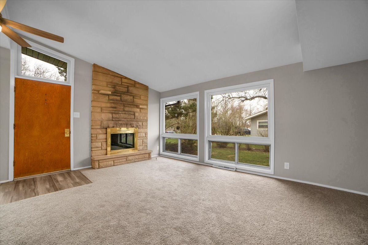 209 Sharon Lane, North Aurora, IL 60542