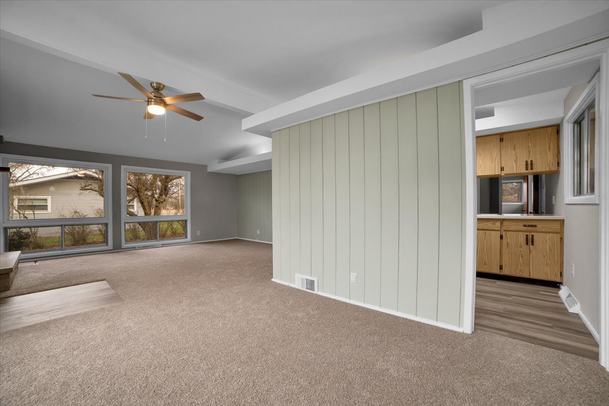 209 Sharon Lane, North Aurora, IL 60542