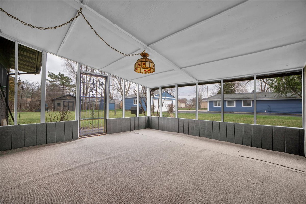 209 Sharon Lane, North Aurora, IL 60542