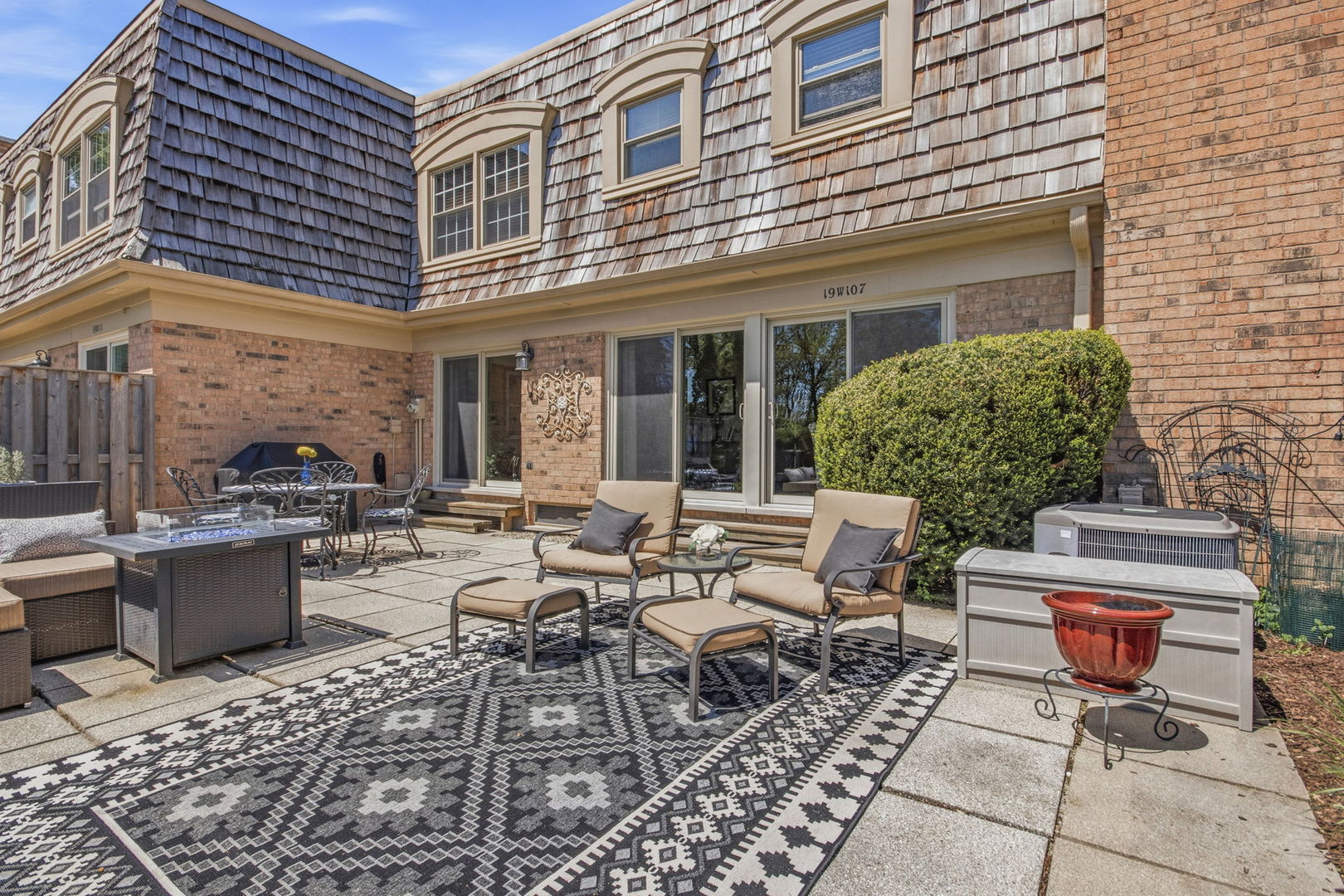 19W107 Avenue Normandy N, Oak Brook, IL 60523