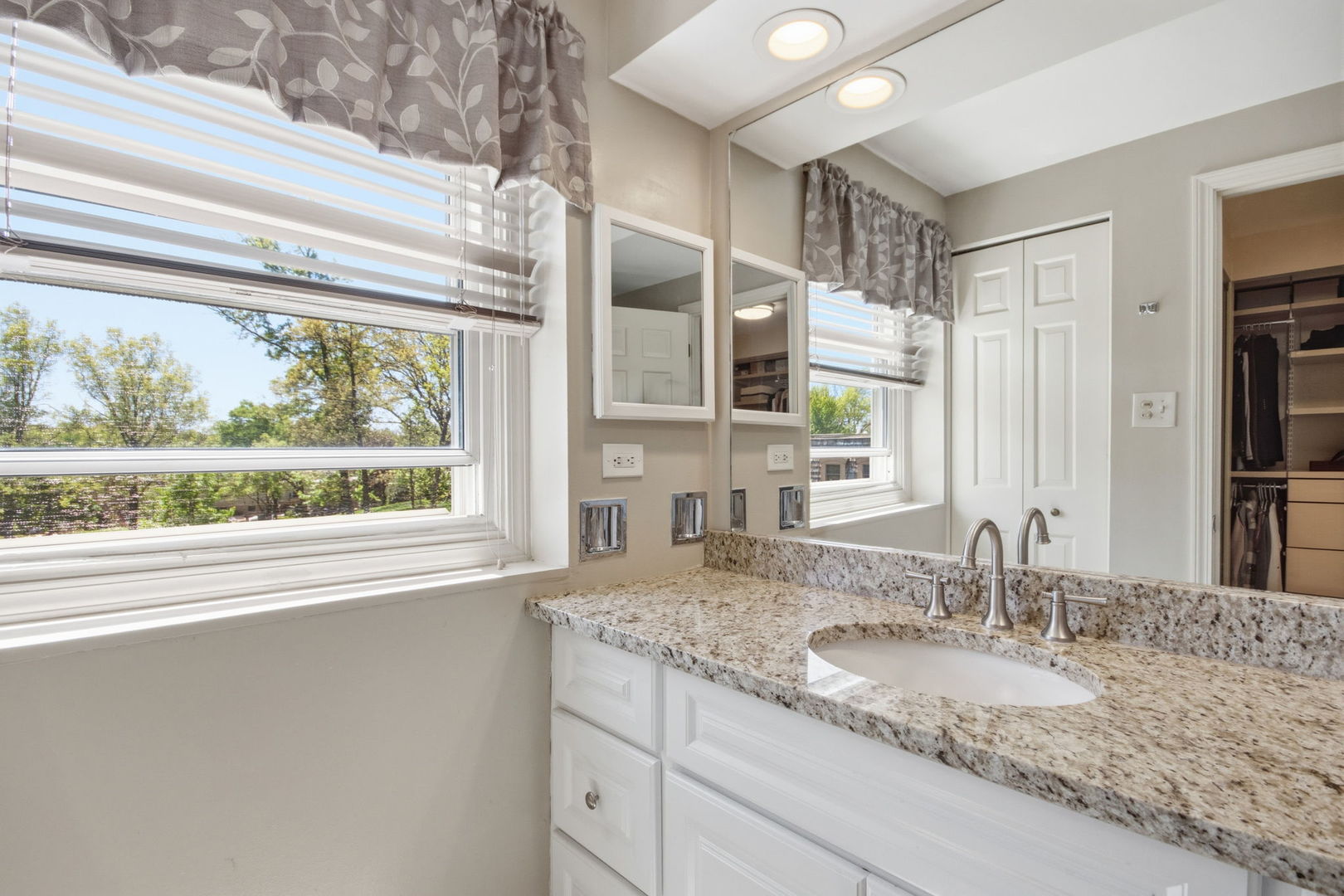 19W107 Avenue Normandy N, Oak Brook, IL 60523