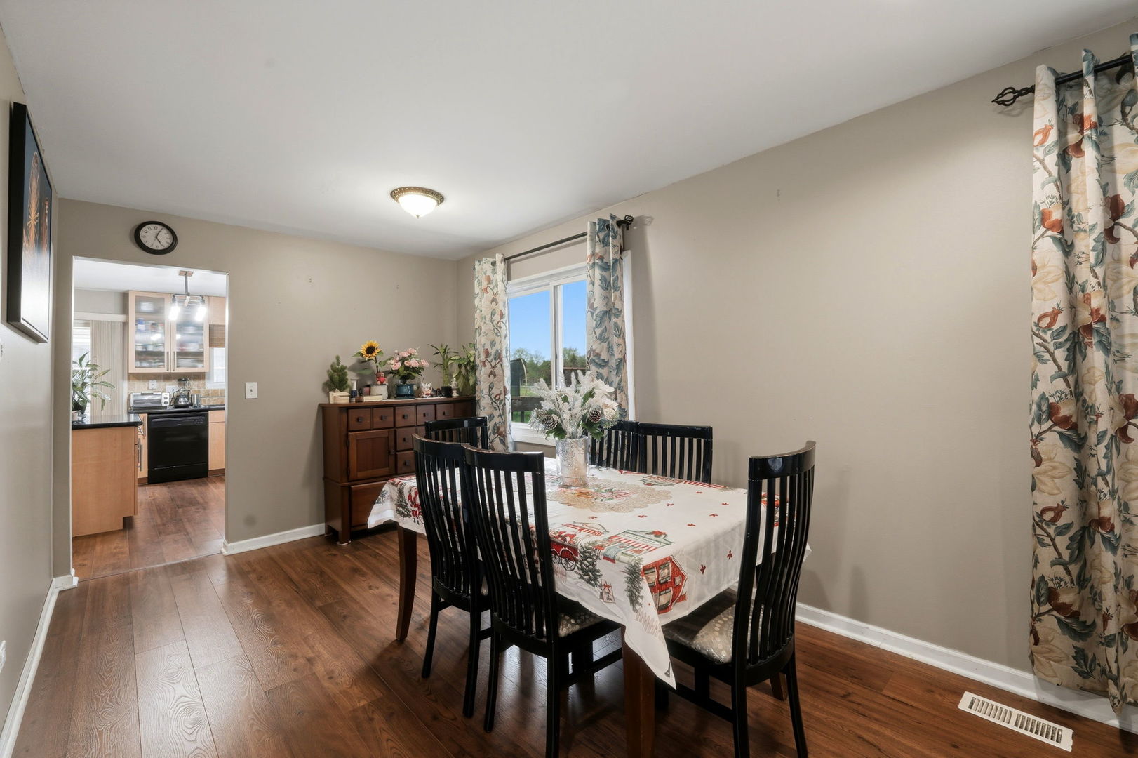 221 E Lakeside Drive, Vernon Hills, IL 60061