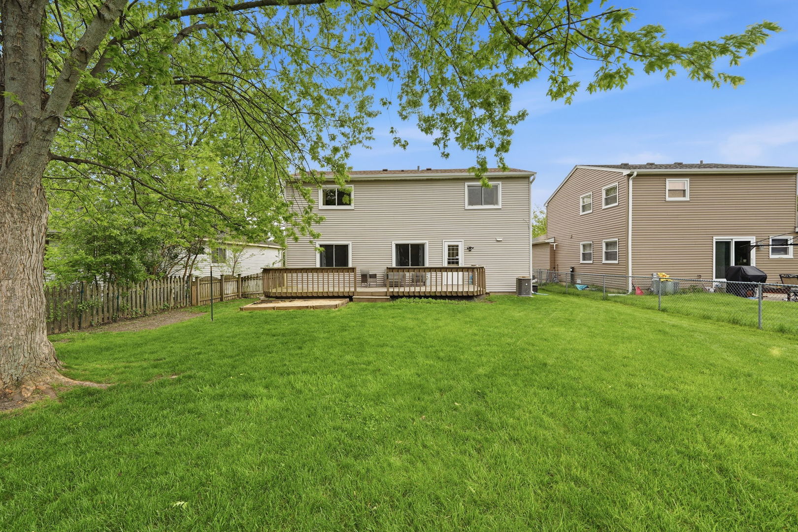 221 E Lakeside Drive, Vernon Hills, IL 60061