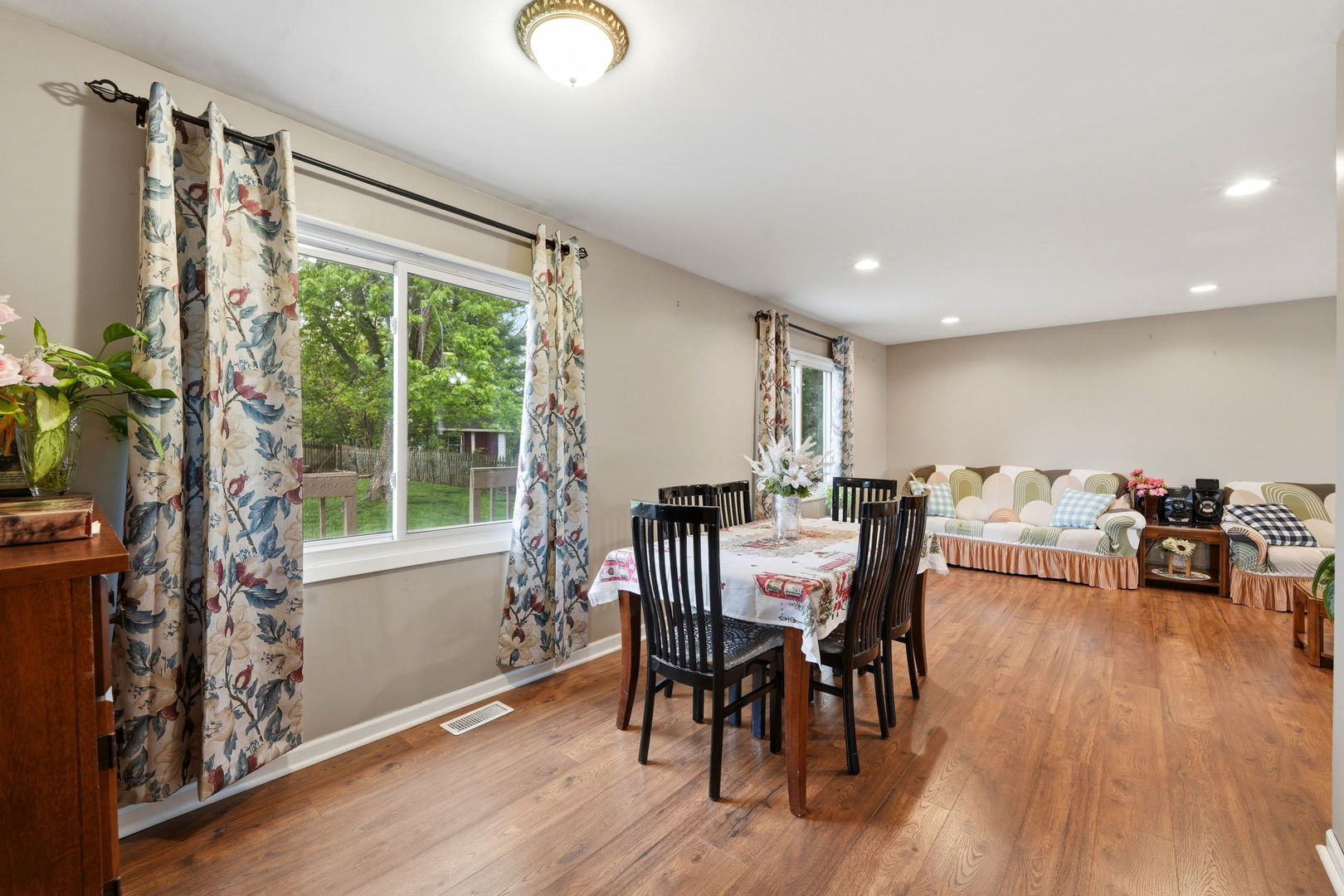 221 E Lakeside Drive, Vernon Hills, IL 60061