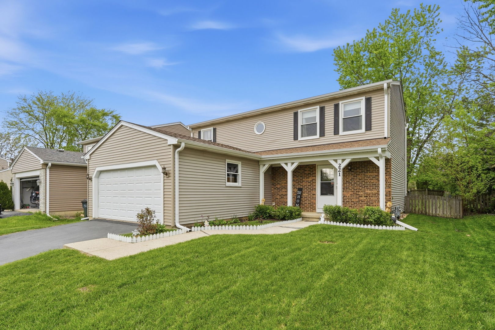 221 E Lakeside Drive, Vernon Hills, IL 60061