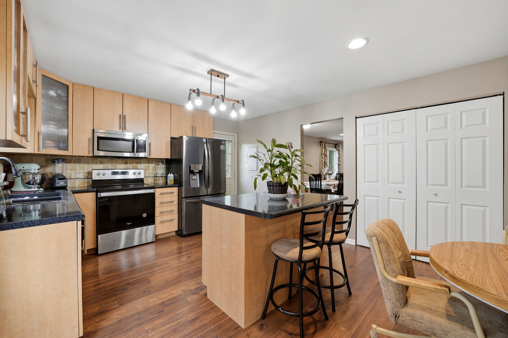 221 E Lakeside Drive, Vernon Hills, IL 60061