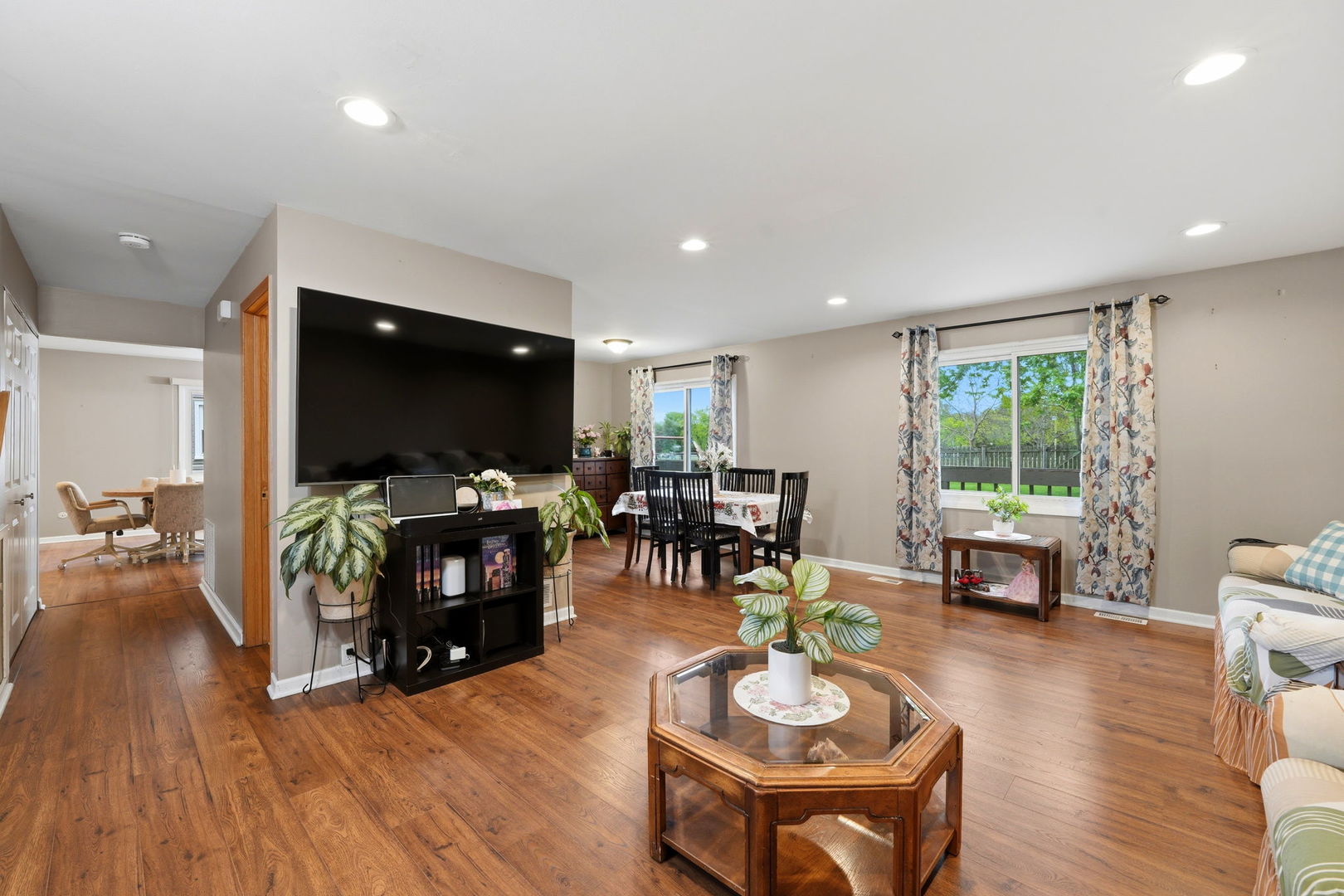 221 E Lakeside Drive, Vernon Hills, IL 60061