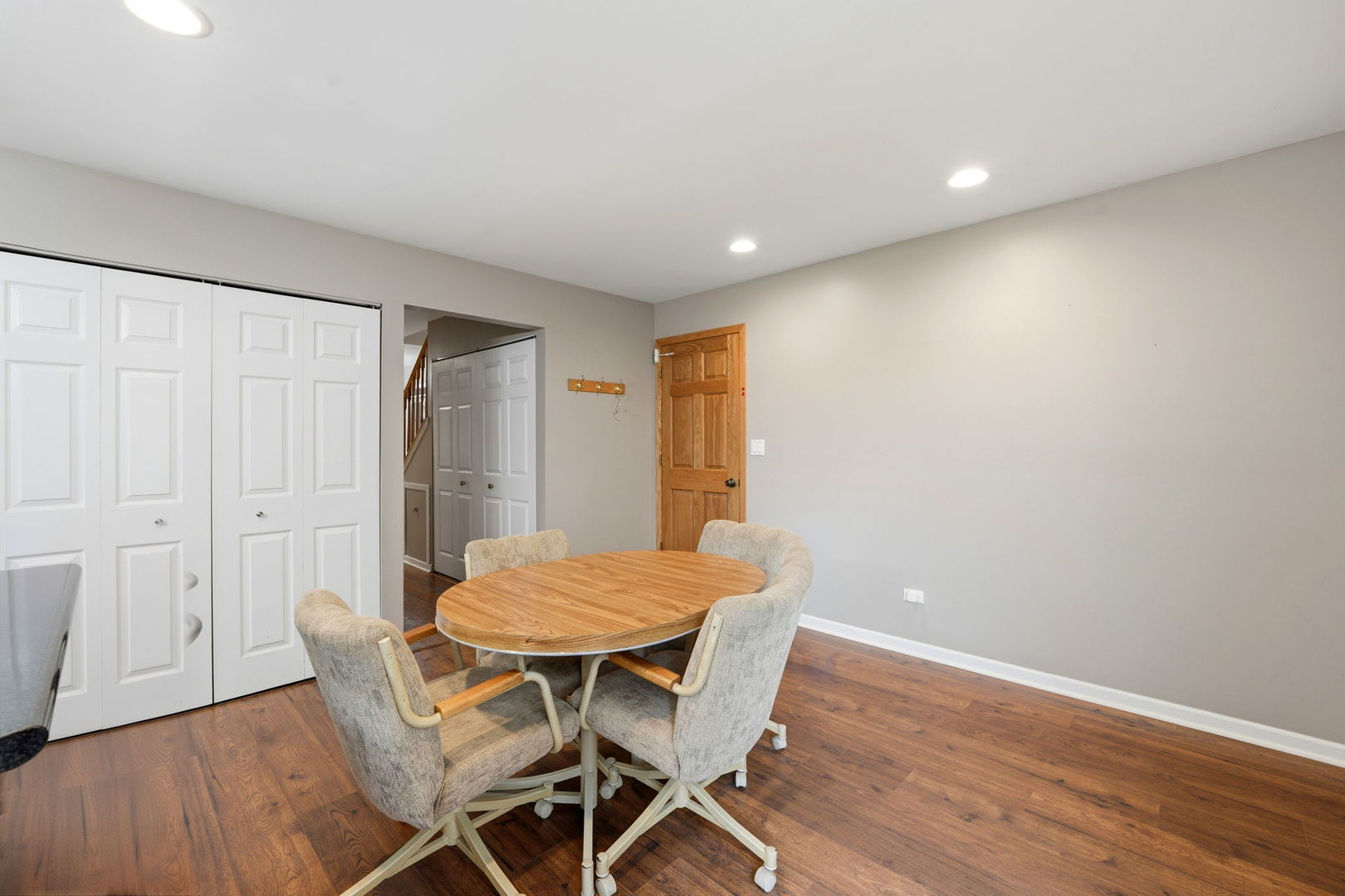 221 E Lakeside Drive, Vernon Hills, IL 60061
