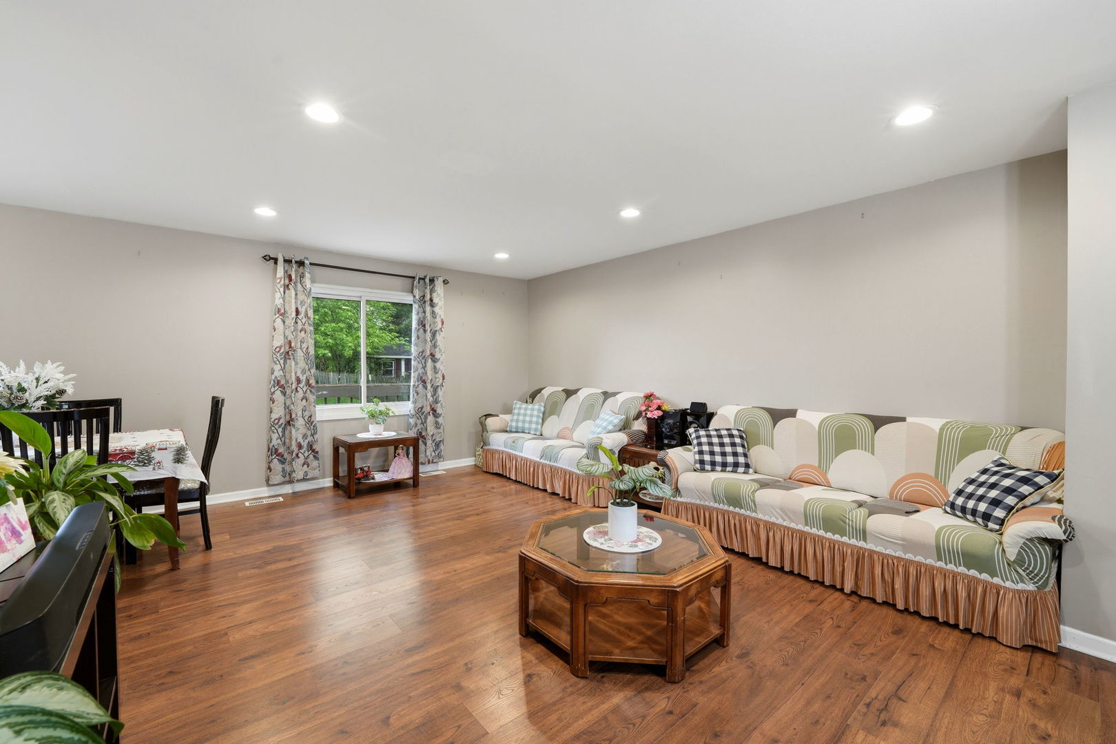 221 E Lakeside Drive, Vernon Hills, IL 60061