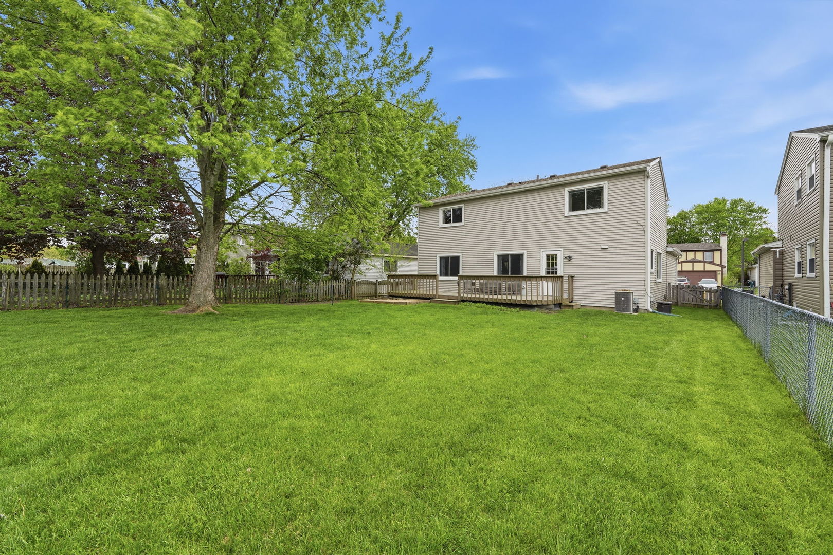 221 E Lakeside Drive, Vernon Hills, IL 60061