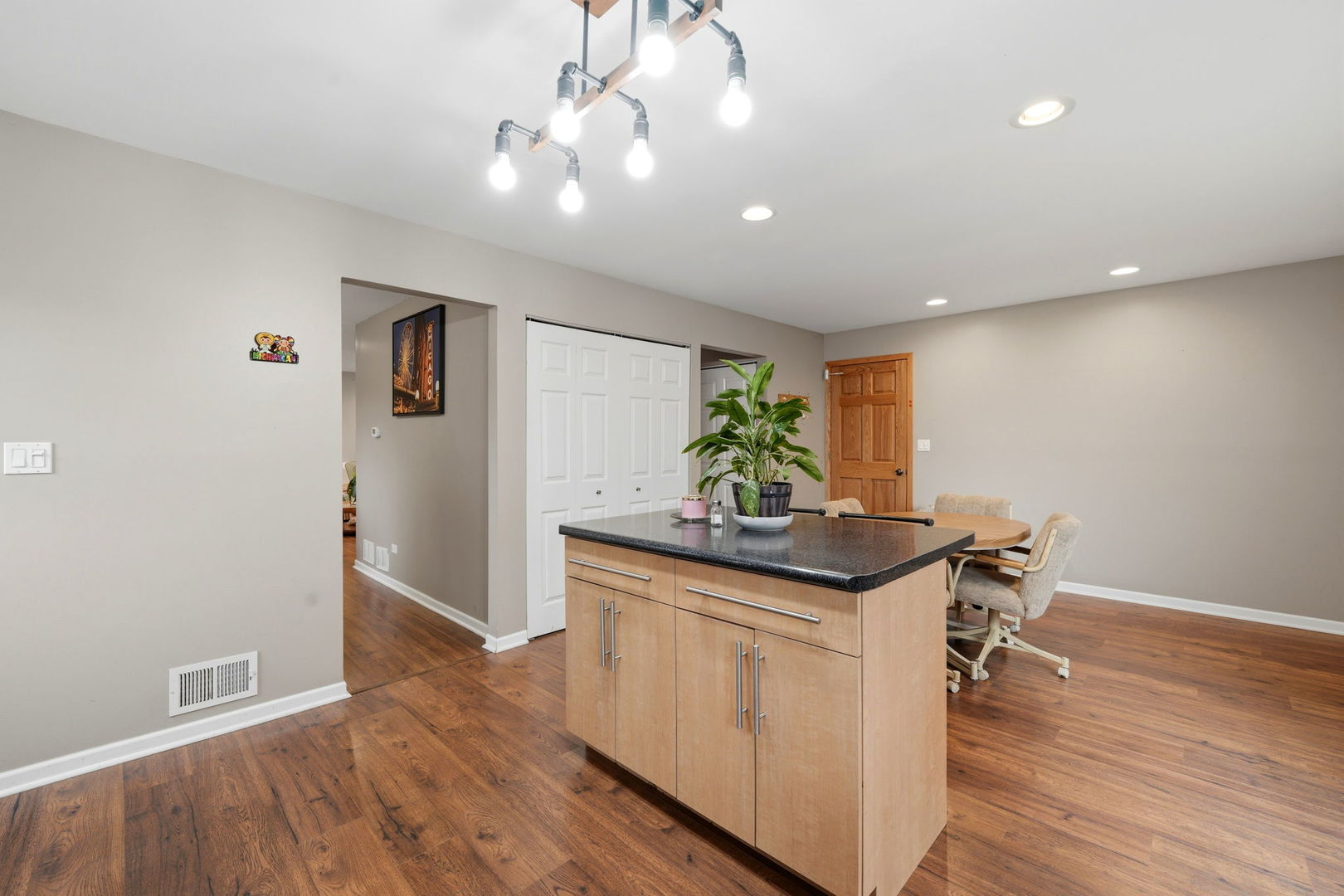 221 E Lakeside Drive, Vernon Hills, IL 60061