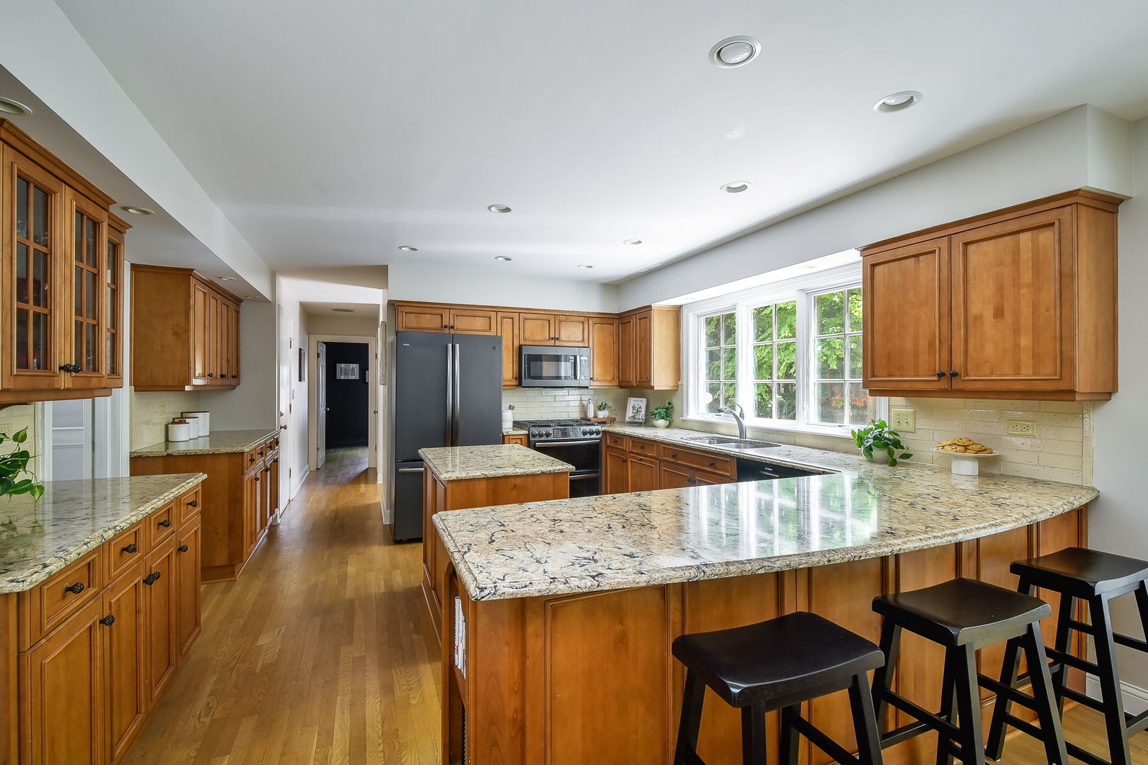 707 Gary Court, Wheaton, IL 60187