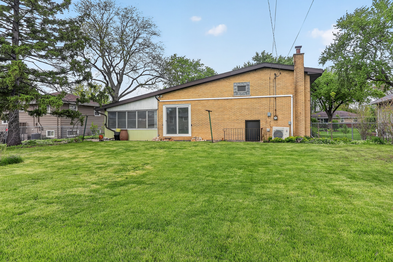15 W 56th Street, Westmont, IL 60559