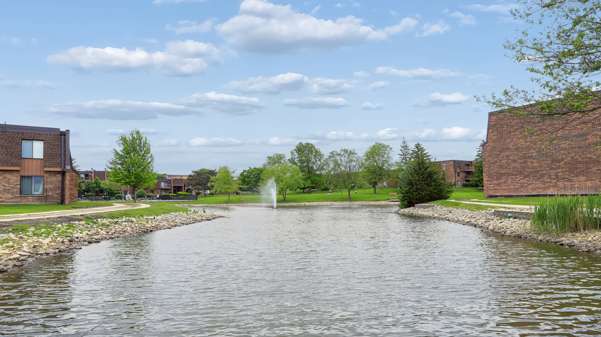 608 Waterford Road #1B, Schaumburg, IL 60193