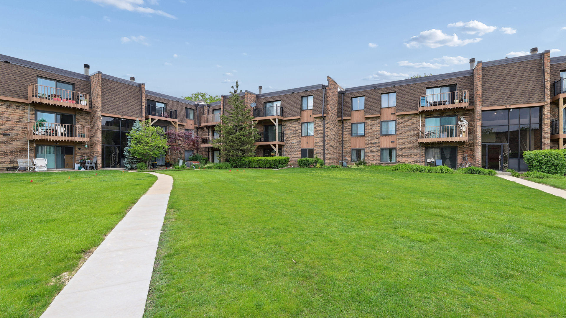 608 Waterford Road #1B, Schaumburg, IL 60193