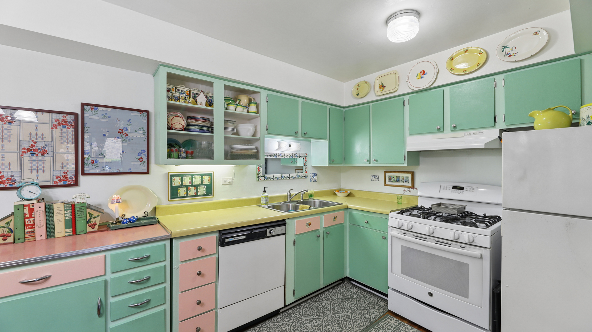 608 Waterford Road #1B, Schaumburg, IL 60193