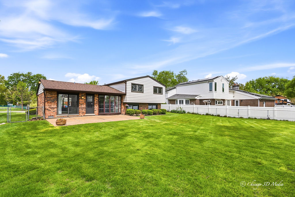 1527 S Chesterfield Drive, Arlington Heights, IL 60005